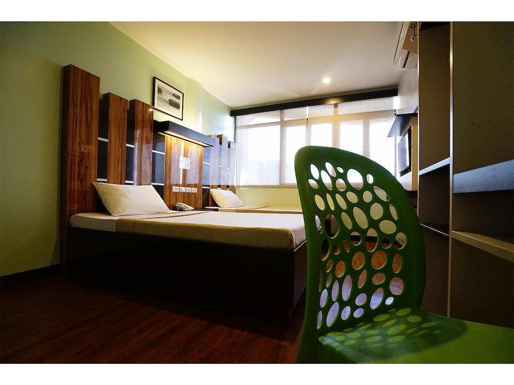 Sugbutel Family Hotel Cebu Powered By Cocotel Exteriör bild