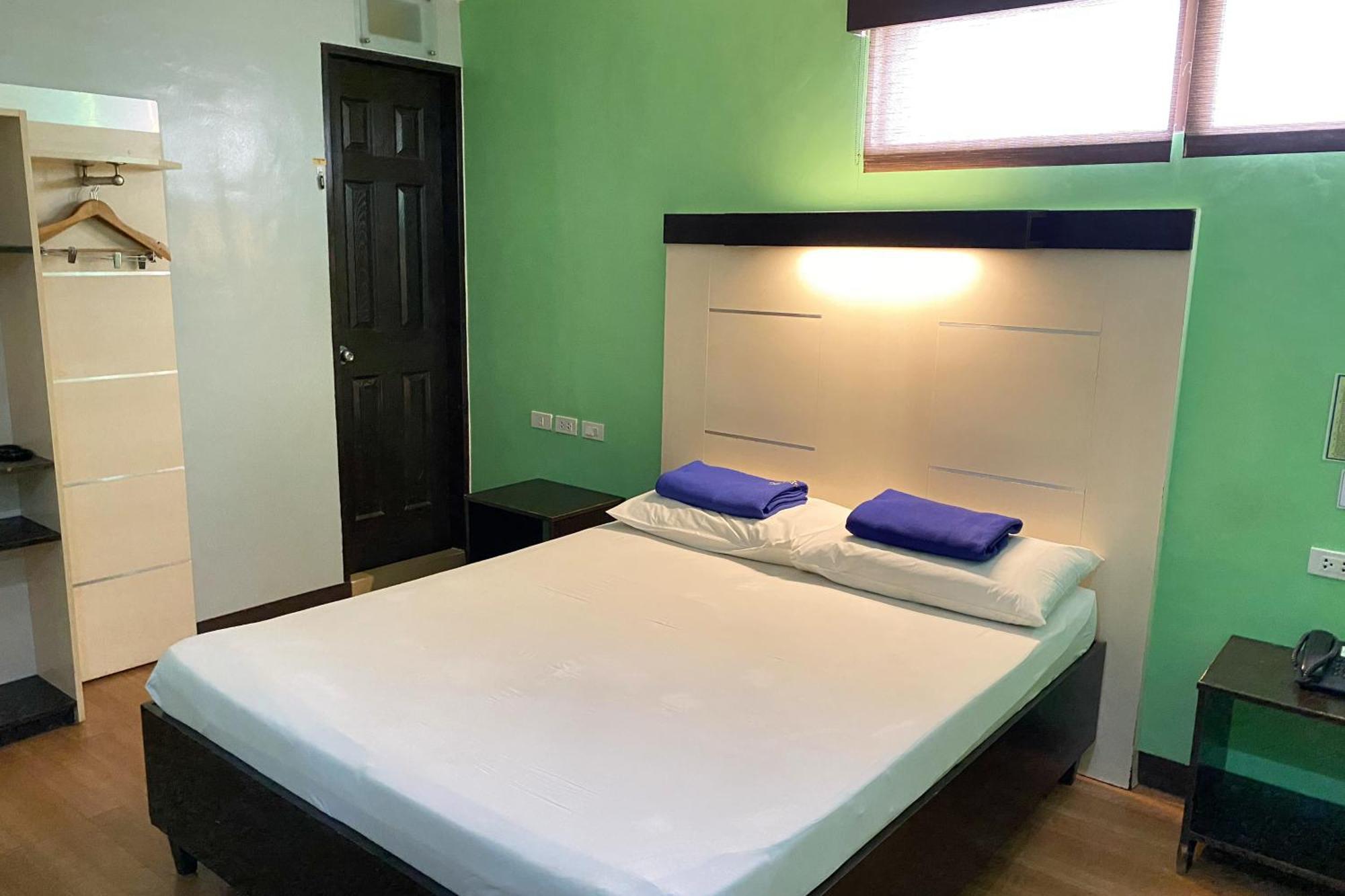 Sugbutel Family Hotel Cebu Powered By Cocotel Exteriör bild
