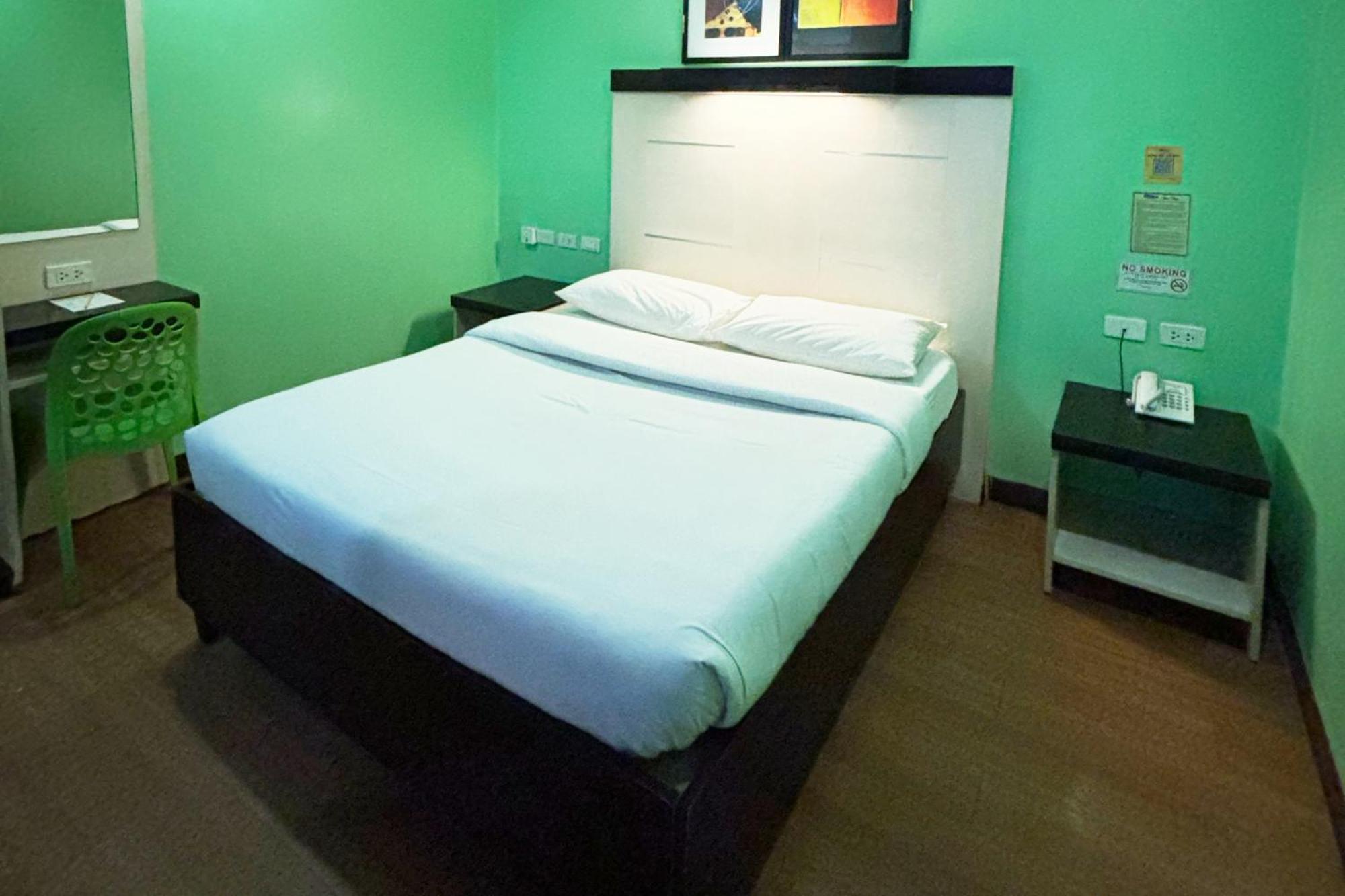 Sugbutel Family Hotel Cebu Powered By Cocotel Exteriör bild