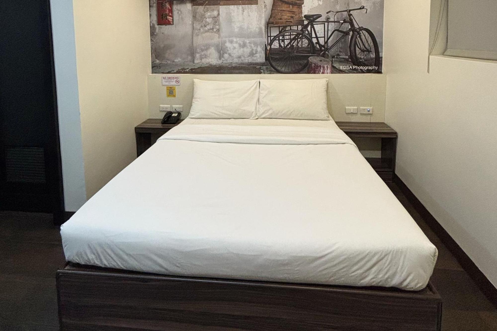 Sugbutel Family Hotel Cebu Powered By Cocotel Exteriör bild