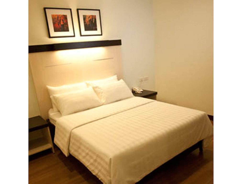 Sugbutel Family Hotel Cebu Powered By Cocotel Exteriör bild